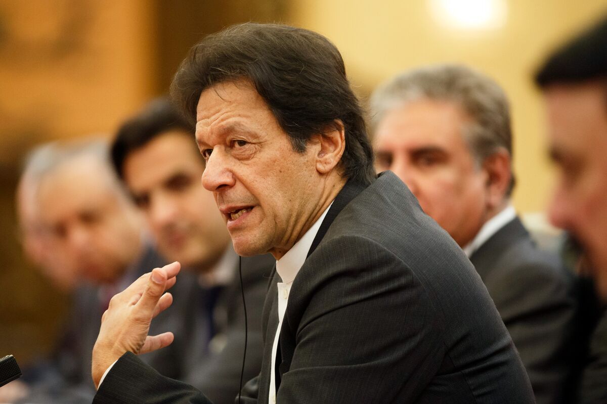 Imran Khan Skips Pakistan Court Hearing Despite Arrest Warrant - Bloomberg