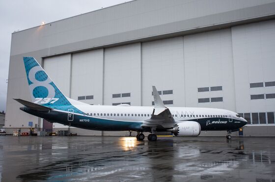 Boeing Drops Most Since 2001 as Second 737 Crash Grounds Flights