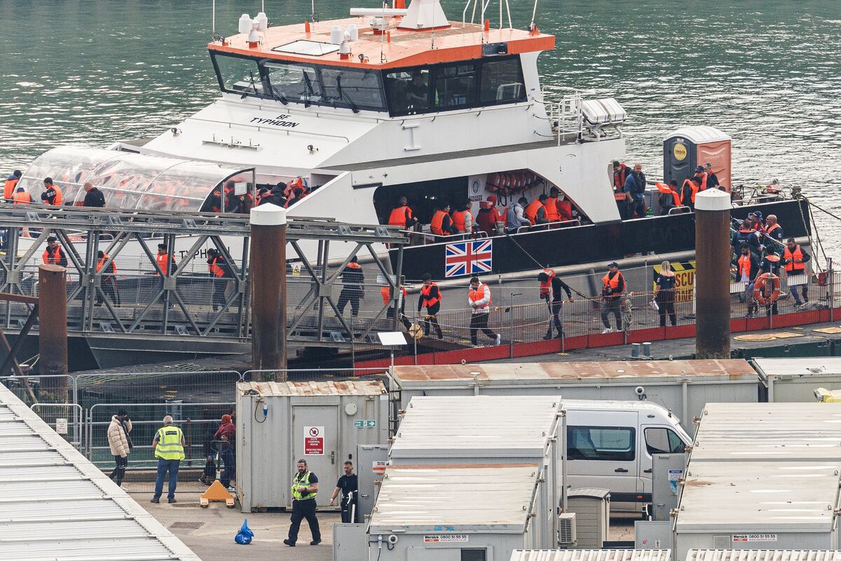 UK Deports First Migrant to France Under ‘One In, One Out’ Deal