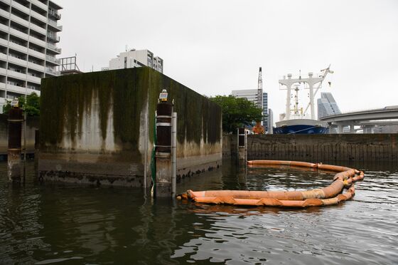 Just Days Before Olympics, Tokyo’s Outdoor Swimming Venue Stinks