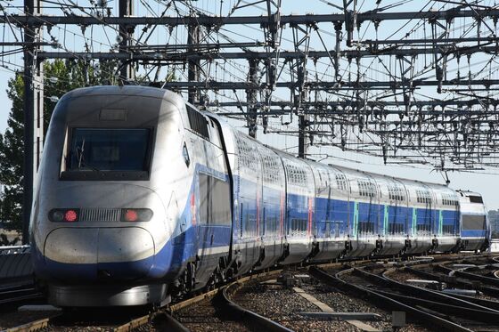 France Moves to Ban Short-Haul Flights, Paving Way Toward Cleaner Aviation