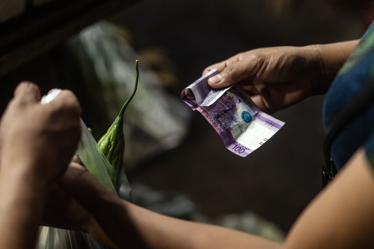 Filipínské peso padá do historického minima, ropa táhne směnný kurz dolů
