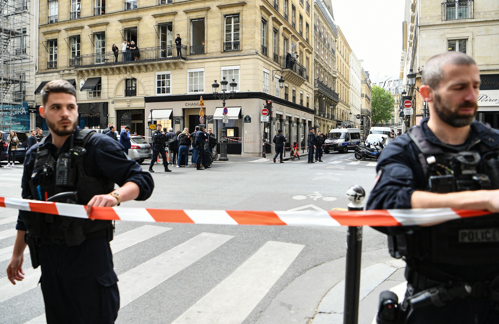 Armed gang robs Chanel store in Paris