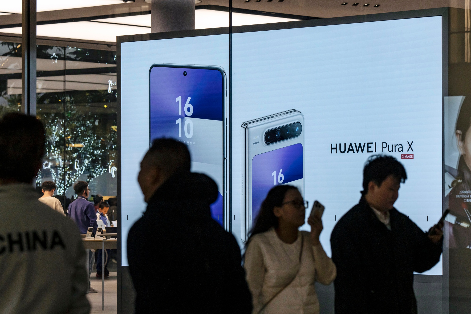 Image associated with story "Huawei Profit Decline Widens After Memory Crunch Takes Toll"