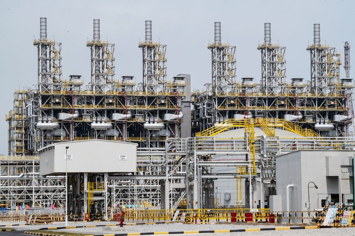 【美国之声——中共石化产业遭到严重打击】2026年4月14日《彭博》：

由于石油成本上升以及出口需求疲软，中国石化生产商（为纺织和塑料工厂提供原料）利润受压，将开工率降至三年来的同期最低水平。

据...