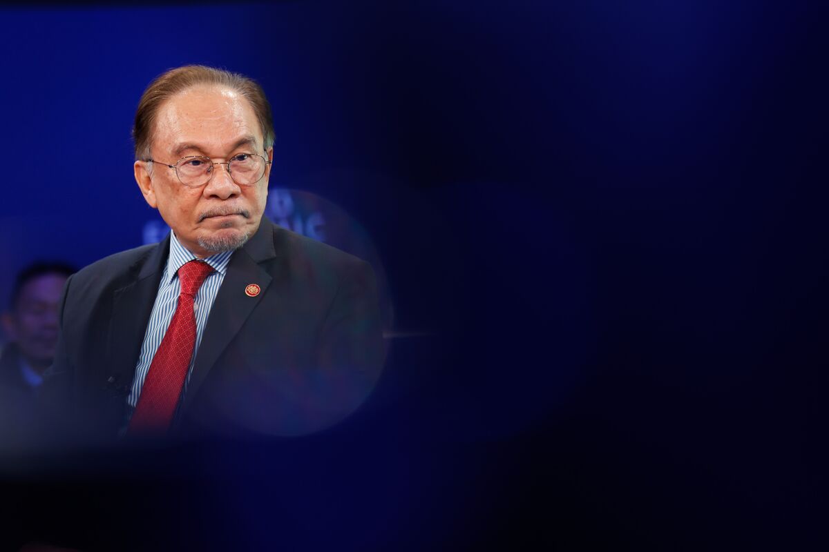 🟪"Anwar Ibrahim difende Azam Baki: 'Coraggio nella lotta contro la corruzione'"