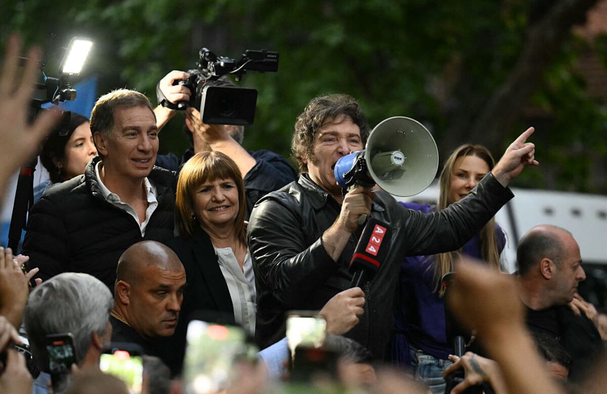 Argentine Bonds and Peso Rally Ahead of Crucial Vote for Milei