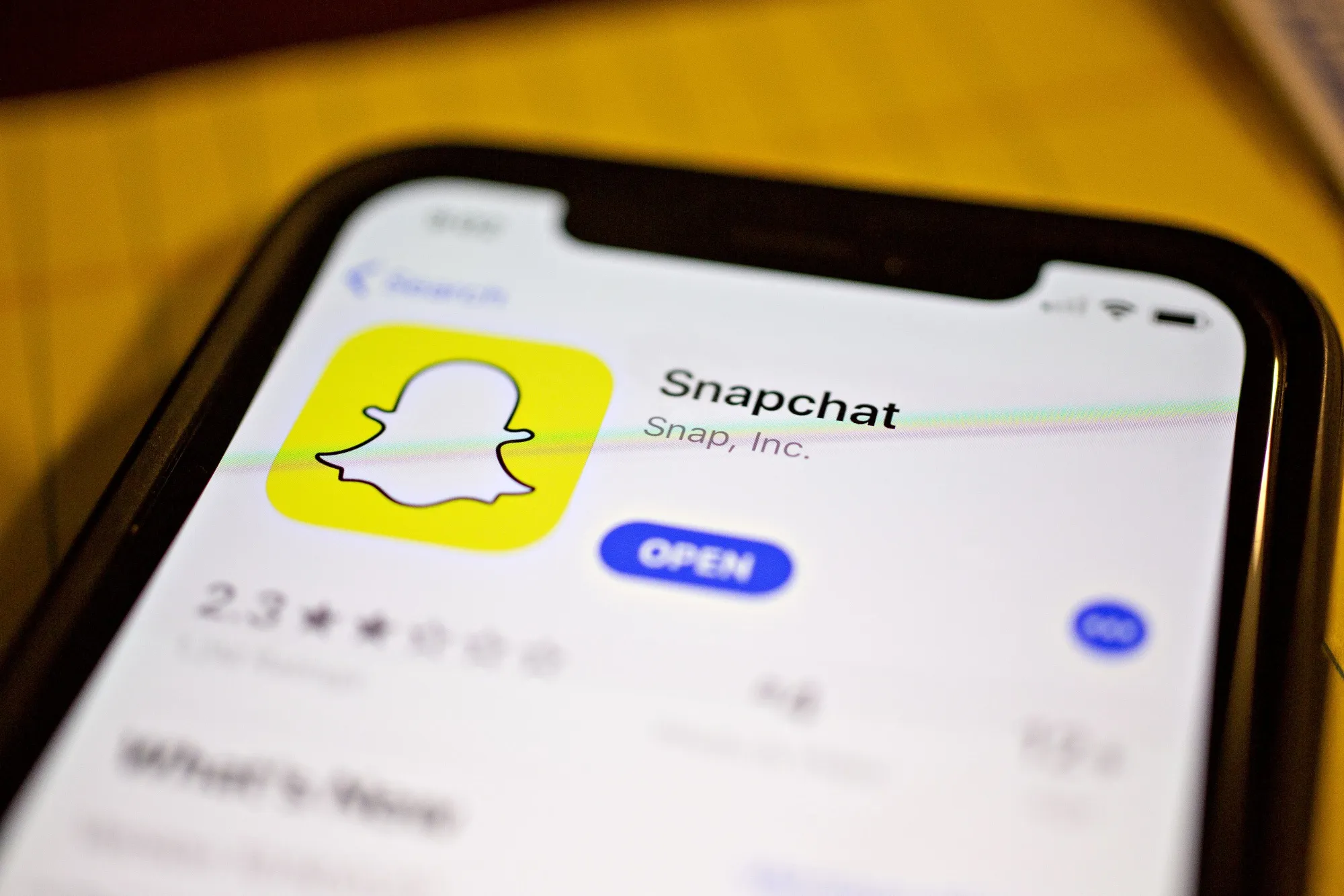 Snap Stock Falls as Projected to Lose U.S. Users for First Time - Bloomberg