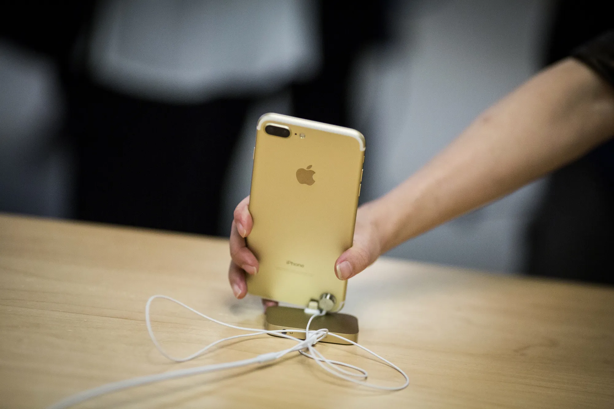 Apple Slows Old iPhones, Fueling Conspiracies: Fully Charged