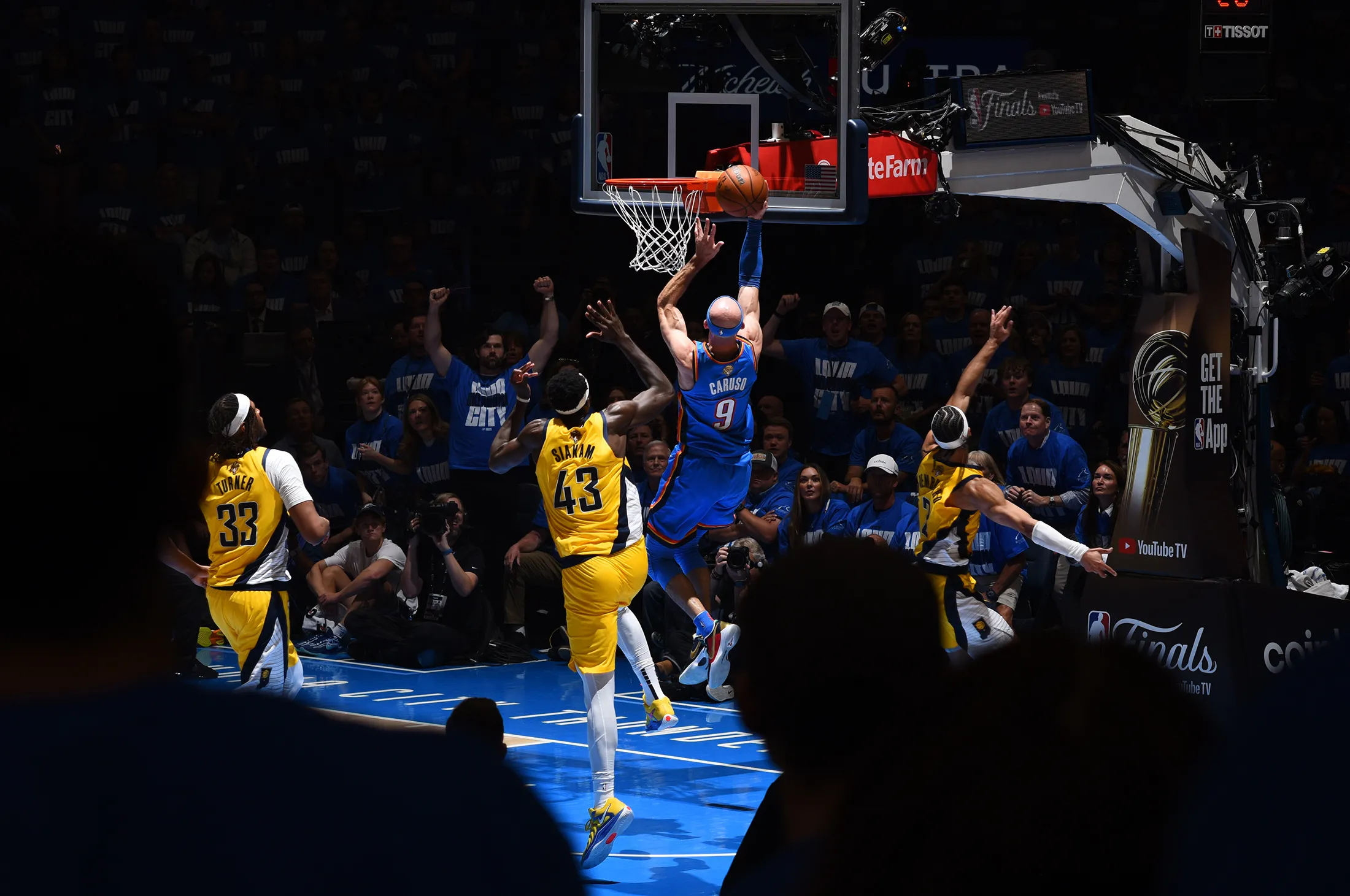 Alex Caruso of the Oklahoma City Thunder drives to the basket in Game 2 of the NBA Finals.