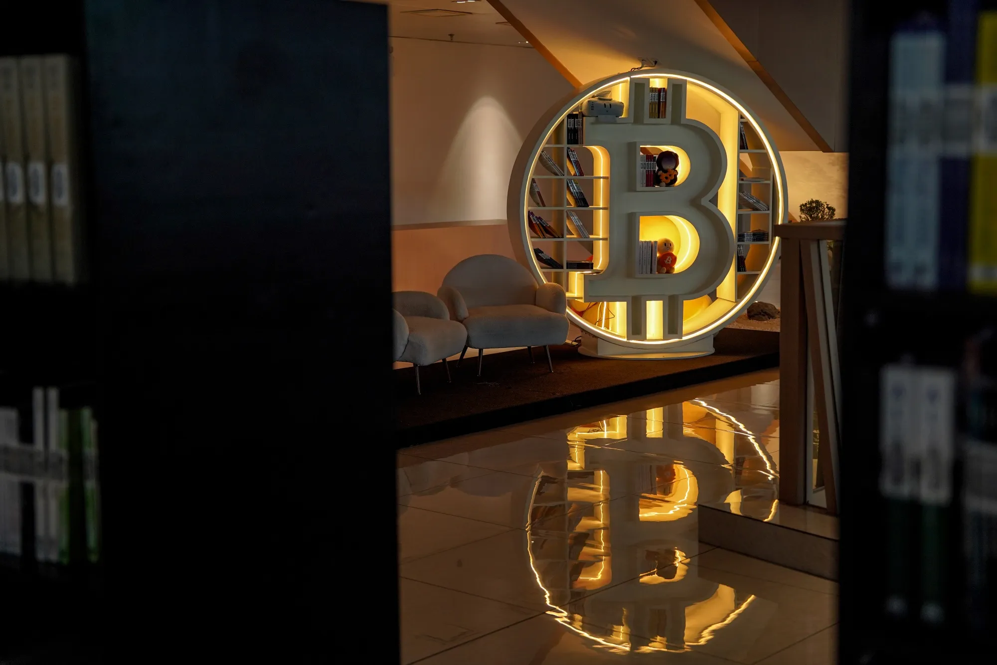 Bitcoin alcanza máximo de dos semanas, pero optimismo sigue frágil -  Bloomberg