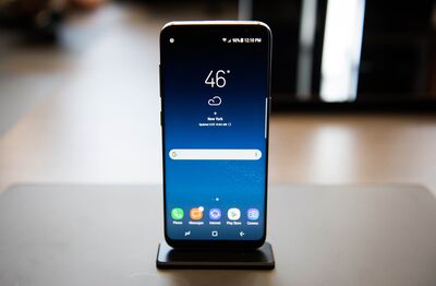 삼성 전자는 갤럭시 S8 + 스마트 폰이 2017 년 3 월 29 일 수요일 미국 뉴욕에서 열린 삼성 컴팩 제품 출시 행사에서 전시된다. 삼성 전자는 갤럭시 S8 스마트 폰에 키가 커지고 곡선이 많은 새로운 기능을 탑재했다. 화면 암호화 된 얼굴 인식, 더 깊은 표시 색상, 시스템 전체의 음성 제어 및 데스크톱 컴퓨터로 전환 할 수있는 기능을 제공합니다.  사진 작가 : Mark Kauzlarich / Bloomberg