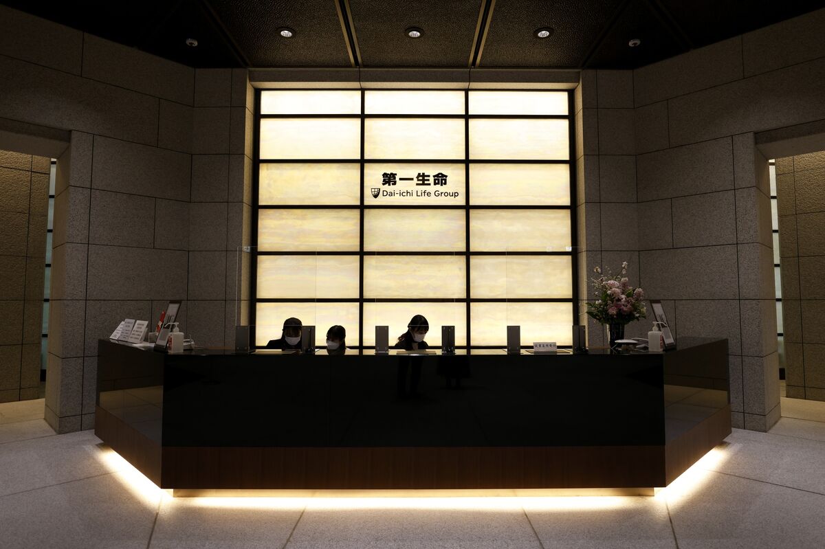 Japanese Insurers Trim Foreign Debt as Domestic Yields Soar