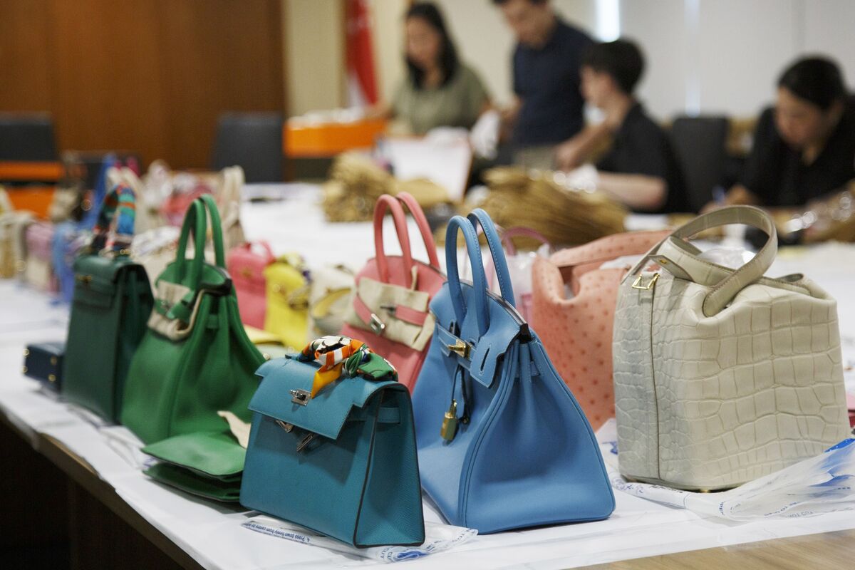 ブルームバーグのニュース記事「エルメスバッグも売却へ､シンガポール当局が押収品処分-資金洗浄事件」の画像