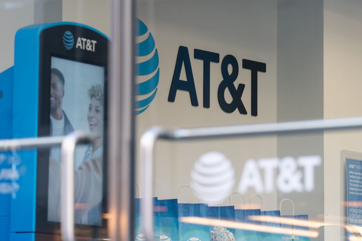 AT&T Mobile-Phone Subscribers Surge in Response to Promotions - Bloomberg