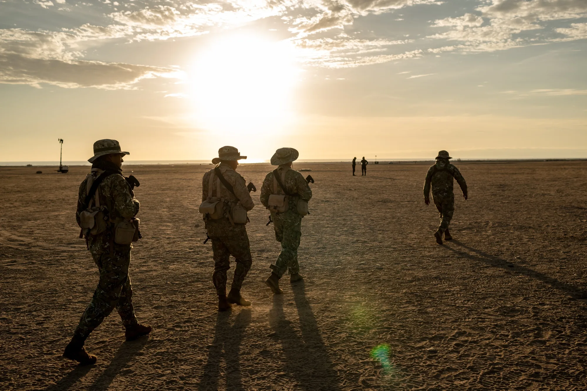 Miembros del ejército peruano patrullan la zona cercana al complejo de inmigración de Santa Rosa, en la frontera entre Chile y Perú, en Tacna (Perú), el miércoles 10 de diciembre de 2025.