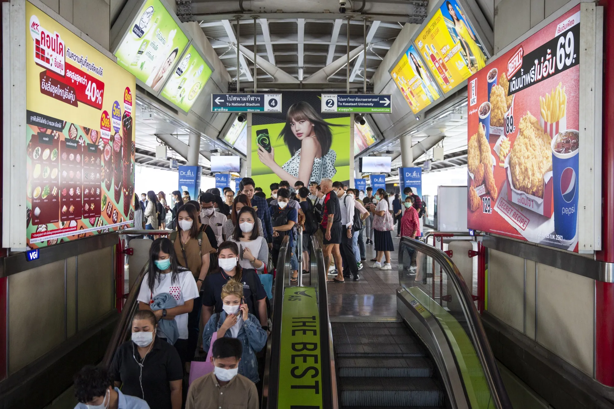 Thailand Cuts Interest Rate as Virus Outbreak Hurts Economy 