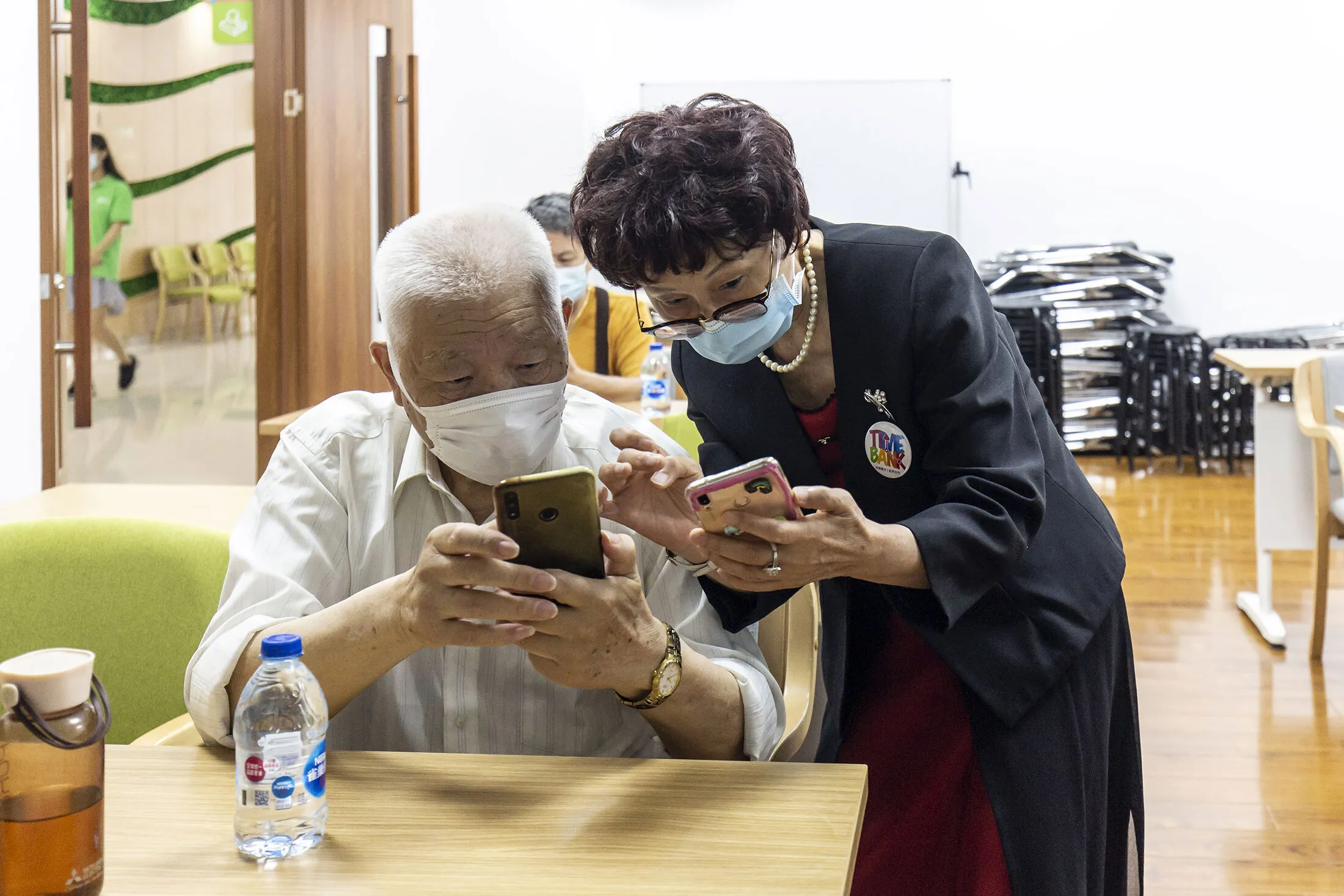 A volunteer with the&nbsp;Shanghai Changning Elderly Service Time Bank&nbsp;assists a senior at a community center.