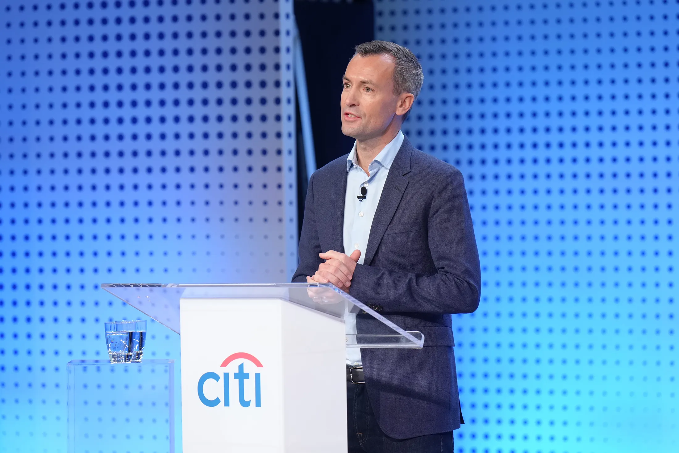 Stuart Riley Goldman Citi planea que miles de programadores experimenten con IA - Bloomberg