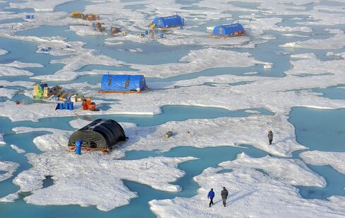 Evacuation Of The Drifting Scientific Seasonal Station 'North Pole 2015