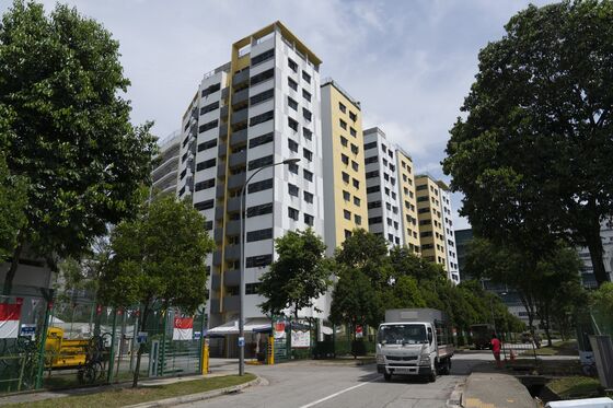 Singapore’s Poorest Stay in Lockdown As Others Move Freely