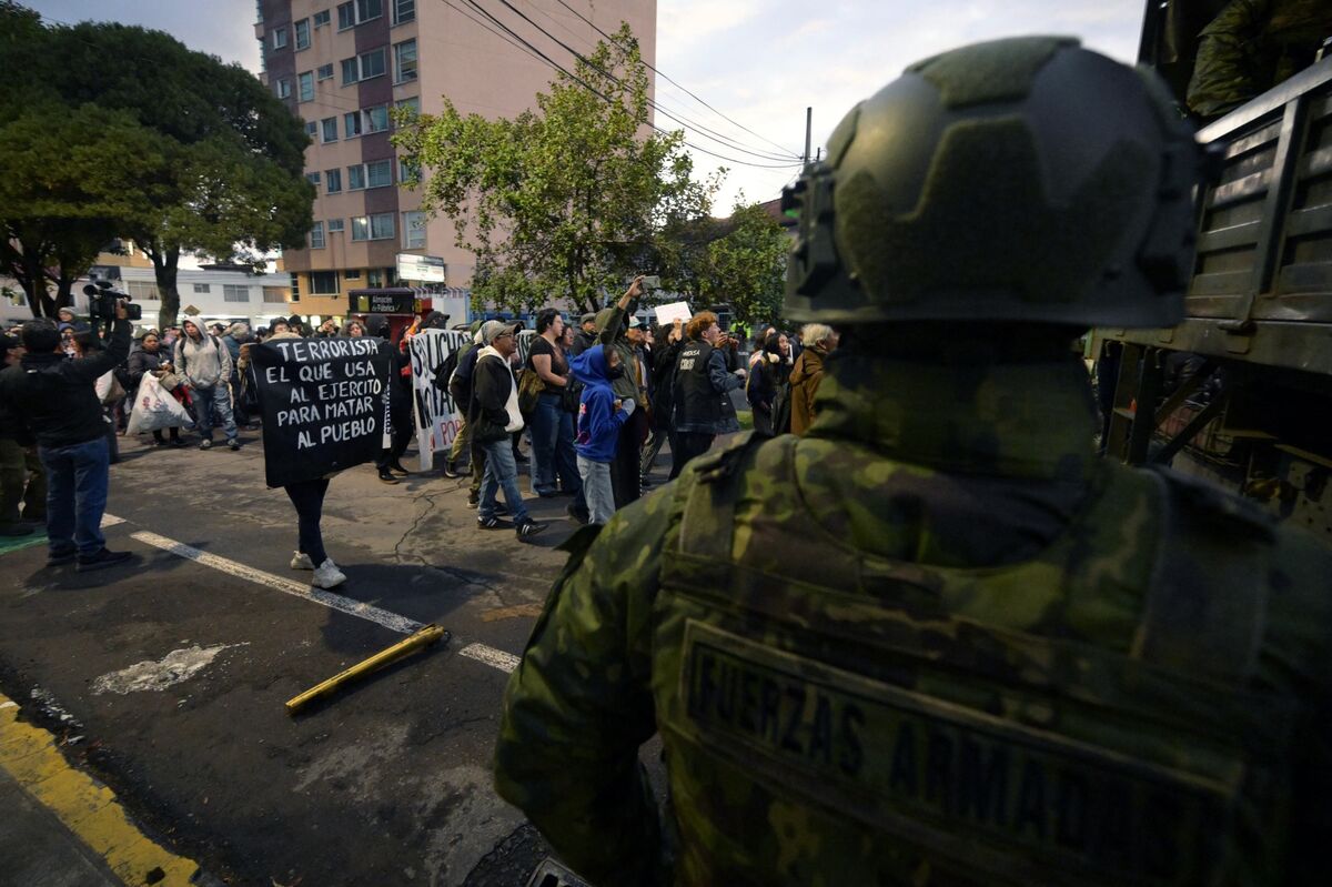 Rock-Throwing Mob Ambushes Ecuador President’s Motorcade