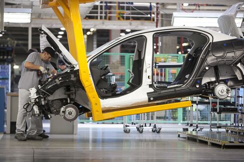 Peugeot Plans to Raise Bank Credit Line With Government Backing