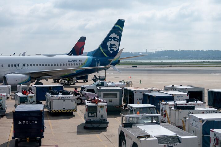 Alaska Air Weighs Refinancing Pandemic Debt Facing Higher Rates