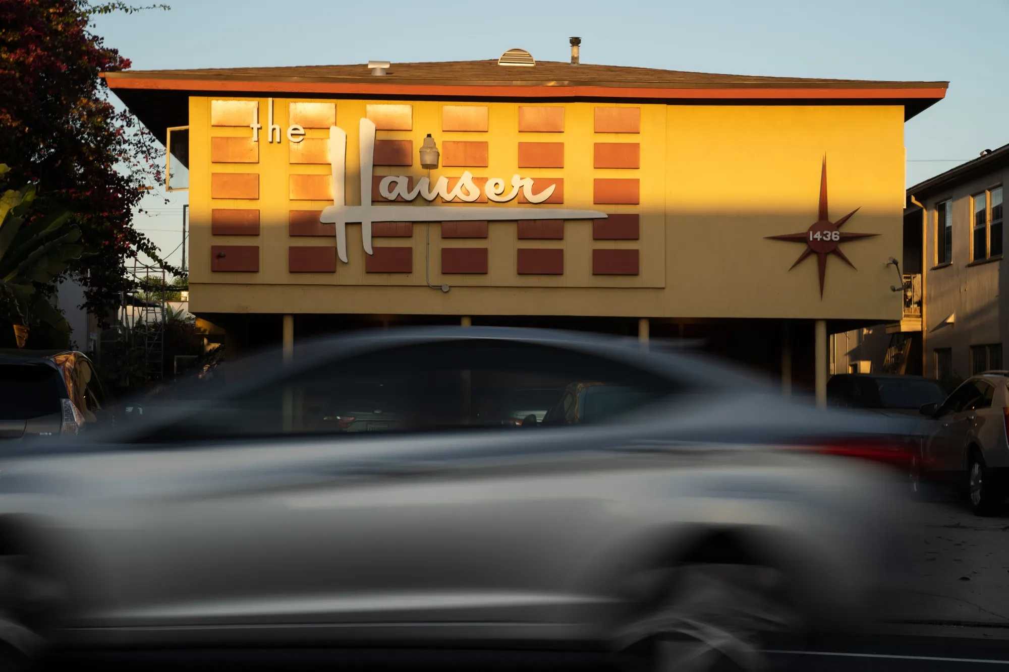 The Hauser, a dingbat apartment building in the Mid-City neighborhood of Los Angeles.