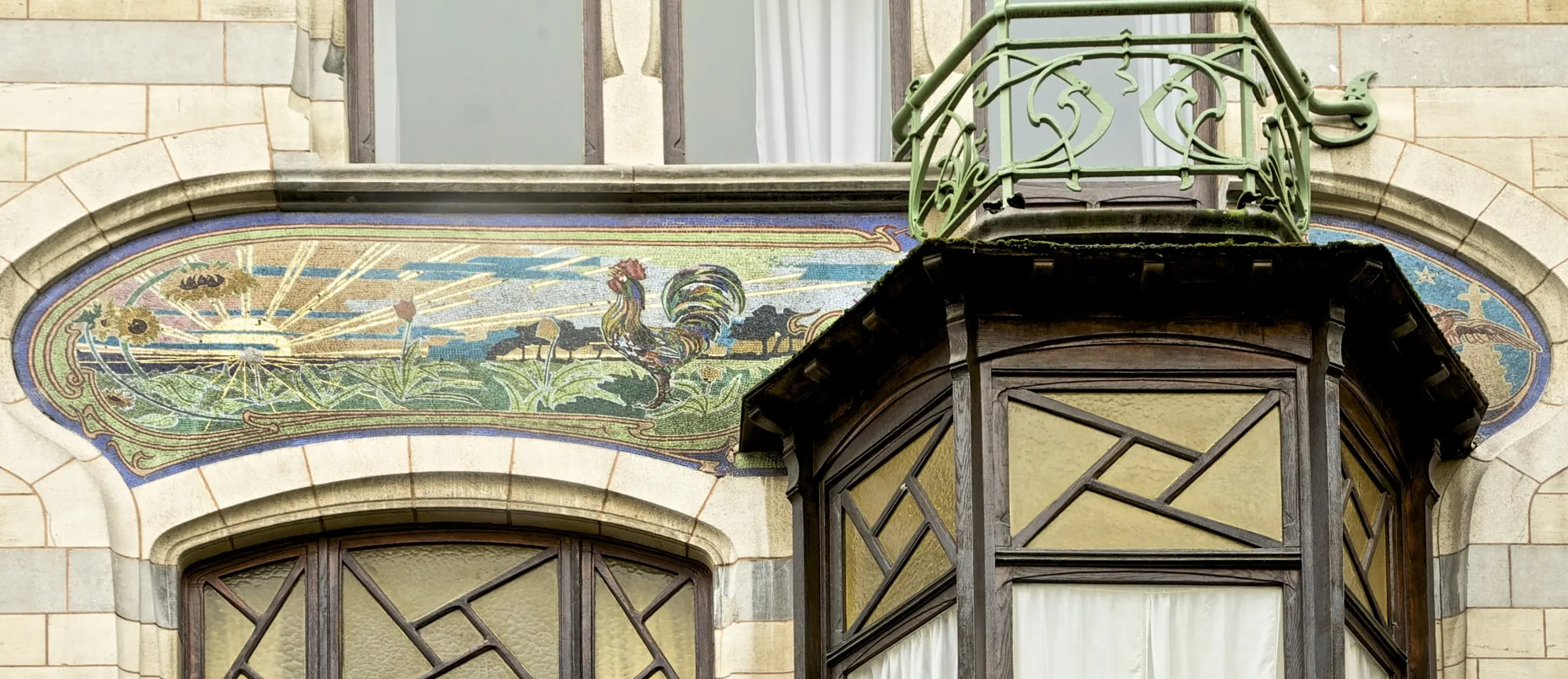 Second-floor facade of a&nbsp;maison de maître in Brussels’ Saint-Gilles neighborhood, designed by architect Ernest Blerot.
