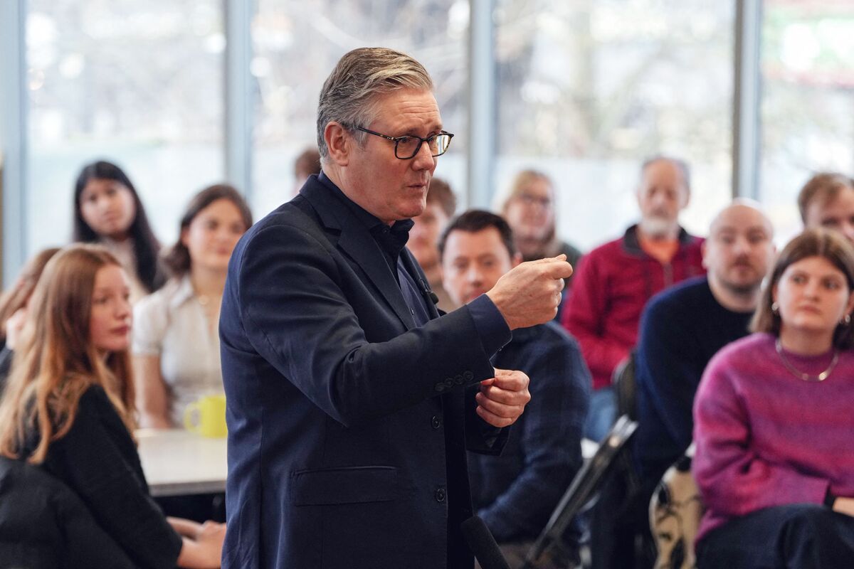 UK’s Starmer Vows to Come Out Fighting After Mandelson Scandal