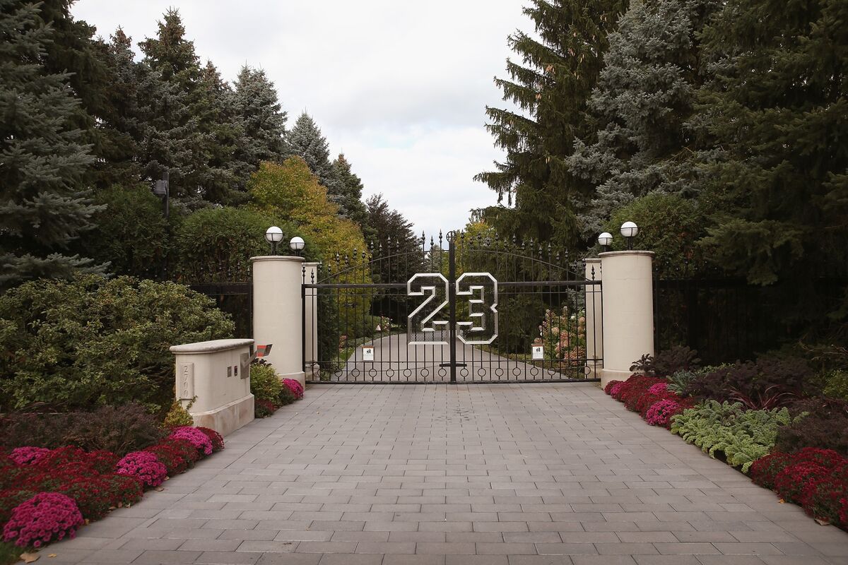 Michael Jordan's Mansion Finally Under Contract