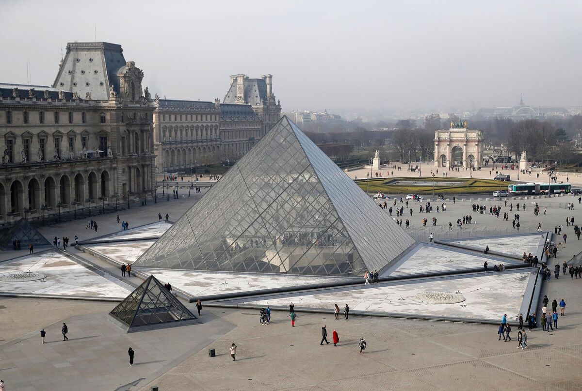 Пирамида Лувра в Париже