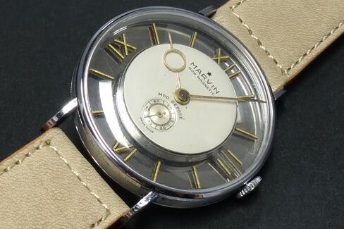 A closer look at the structure of this Marvin watch.