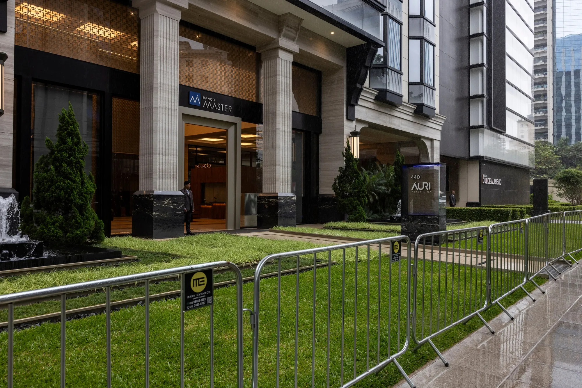 Barricadas em frente à sede do Banco Master em São Paulo, em novembro de 2025.