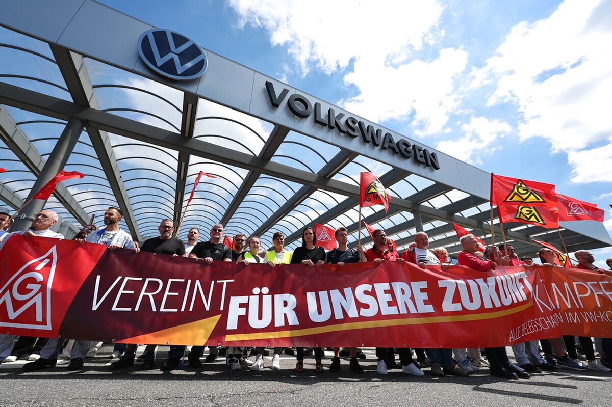 bloomberg.com - Stefan Nicola - Volkswagen's Billionaire Owners Dial Up Pressure on Cost Cuts