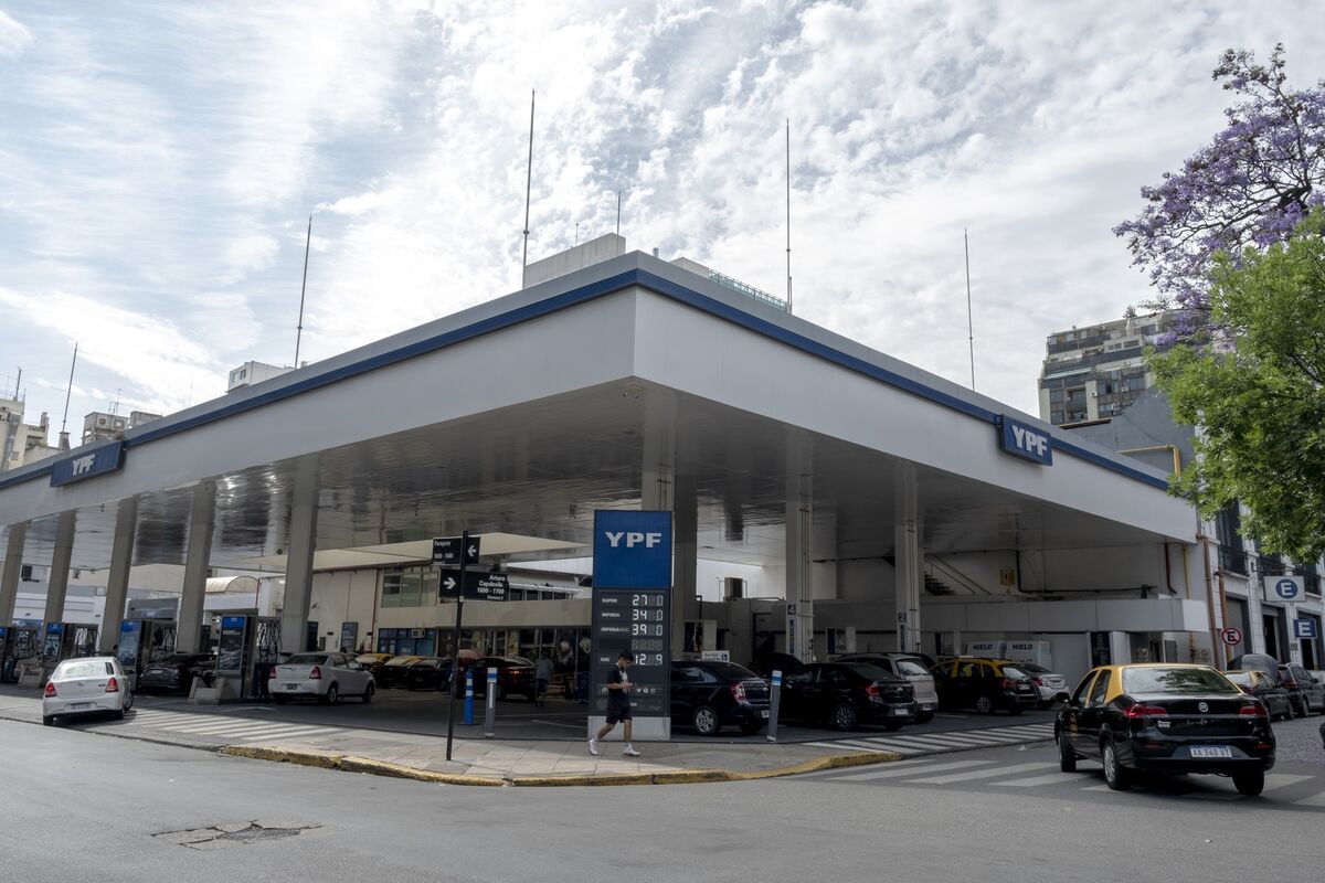 bloomberg.com - Patrick Gillespie - Argentina to Maintain Gas Prices in Shift for Free-Market Milei
