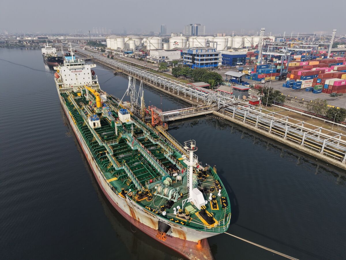 Asia’s Economies Avert Energy Shock Via Fiscal Buffers, AI Boom