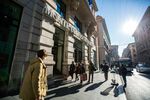 Pedestrians pass a branch of Banca Monte dei Paschi di Siena SpA bank in Rome, Italy, on Friday, Dec. 23, 2016.

