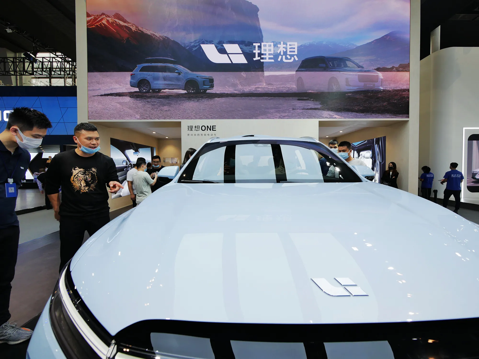 Chinese EV Maker Li Auto Gets Nod for Hong Kong Listing Bloomberg