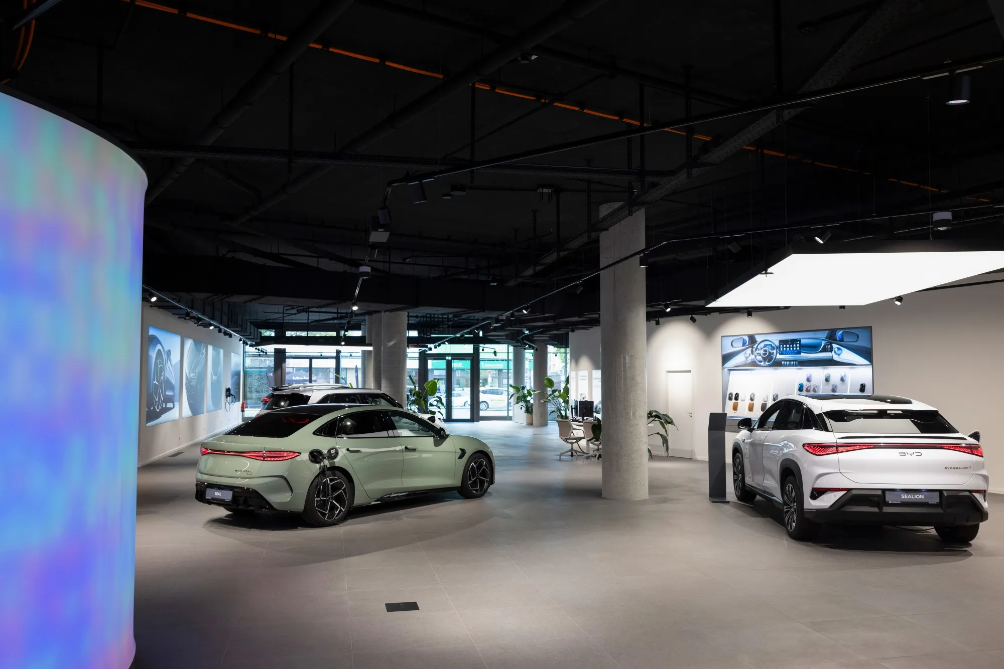 中国EV、11月は欧州シェア過去最高の12.8%－ハイブリッドでも拡大 - Bloomberg