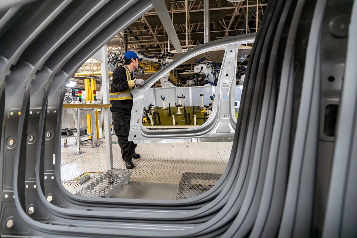 China’s Factory Activity Contraction Eases After Trade War Truce China’s Factory Activity Contraction Eases After Trade War Truce