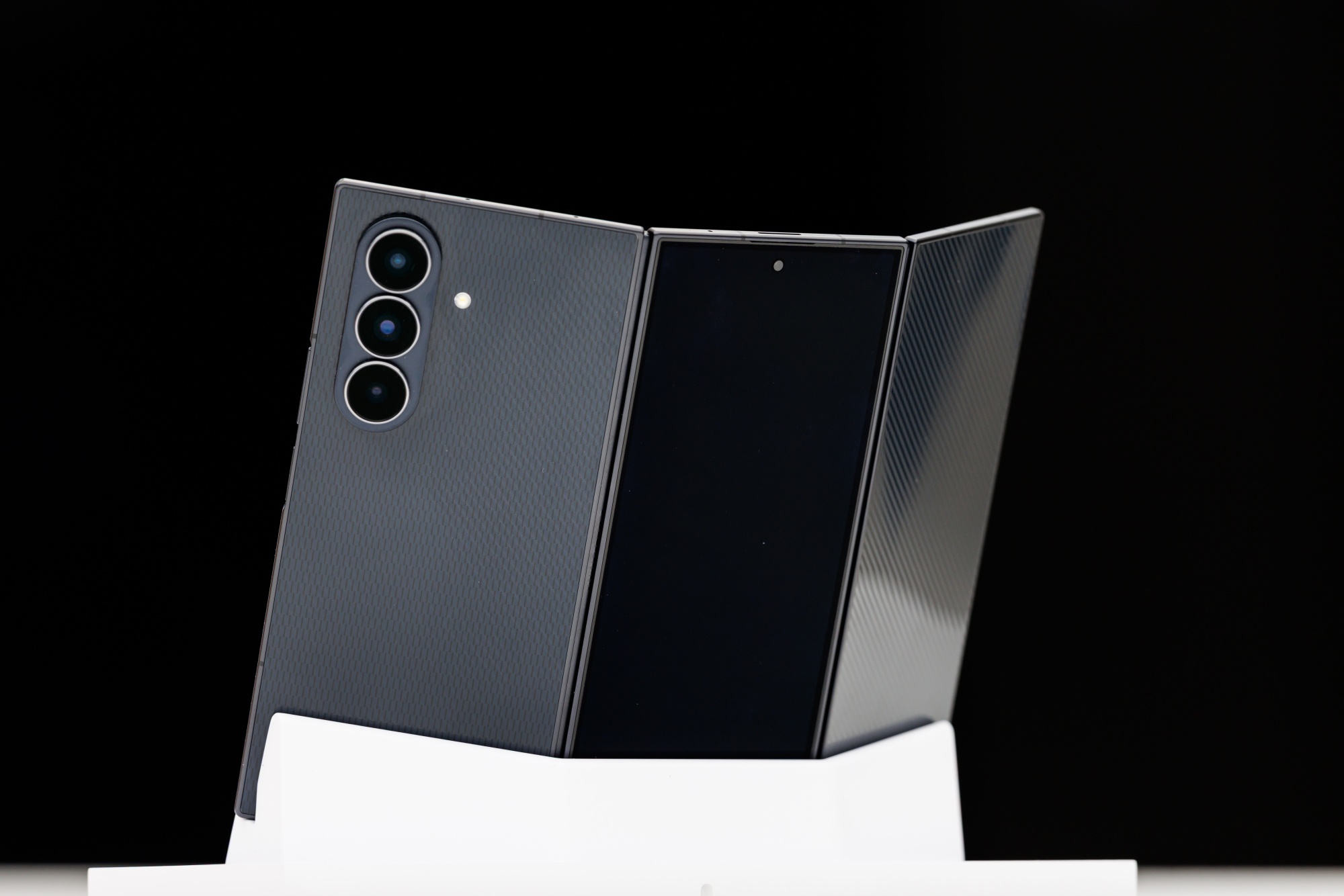 A Samsung Electronics Co. Galaxy Z TriFold smartphone on display. Photographer: SeongJoon Cho/Bloomberg