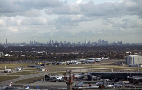 Heathrow Growth to Possible Fourth Runway Urged by Lawmakers