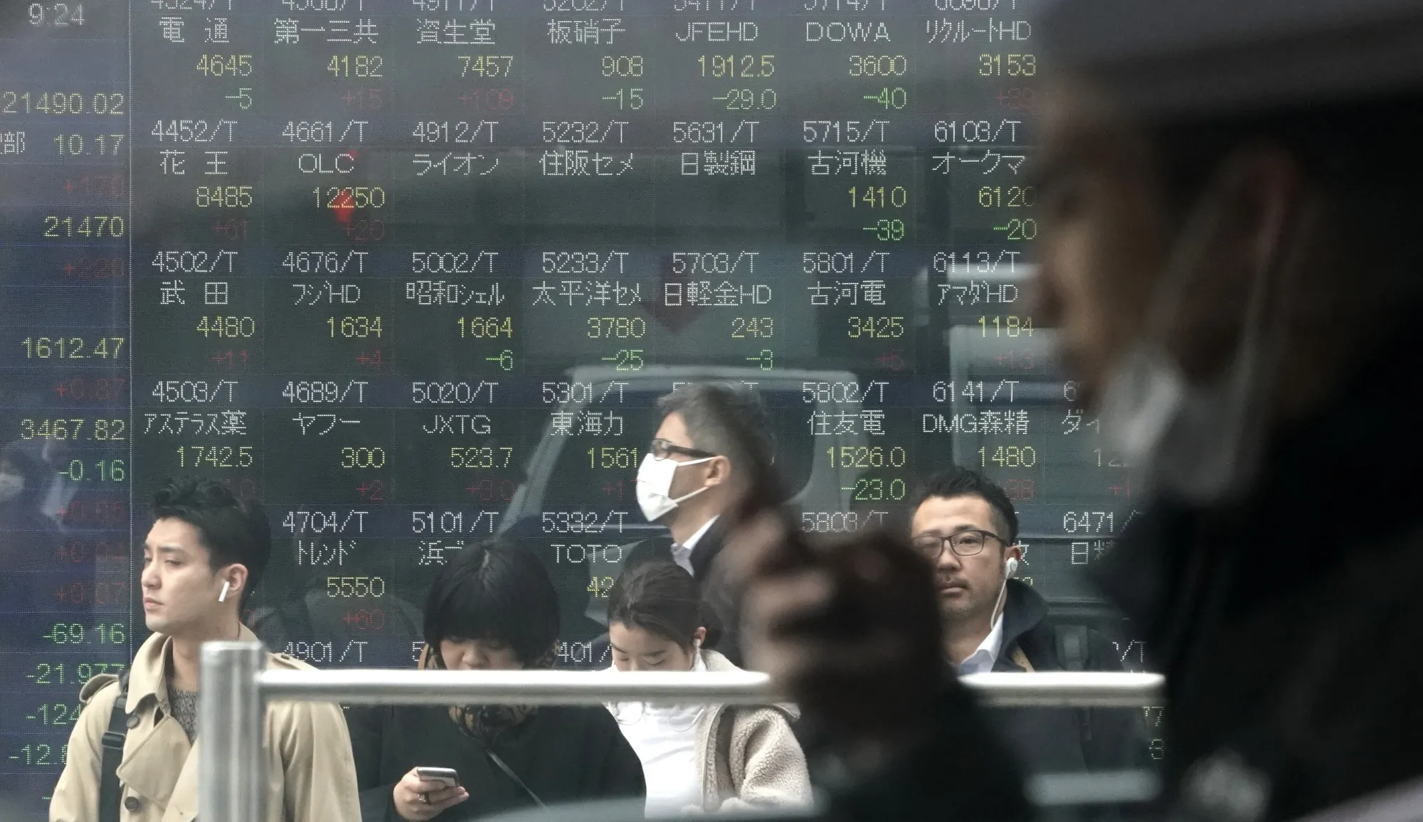 Japanese Shares Rise on Encouraging U.S. Data