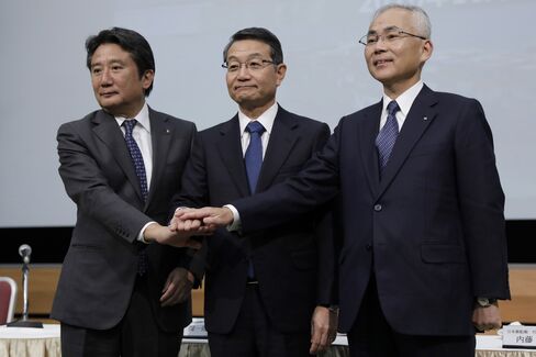 川崎船の村上社長(左)、商船三井の池田社長(中)、郵船の内藤社長(右)
