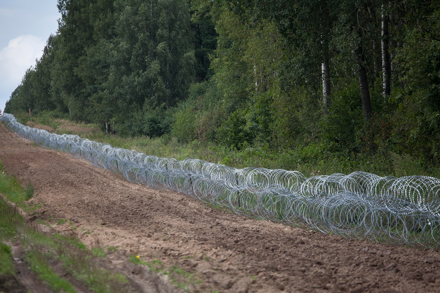 Poland Extends Border Fence Against Migrants From Belarus - Bloomberg