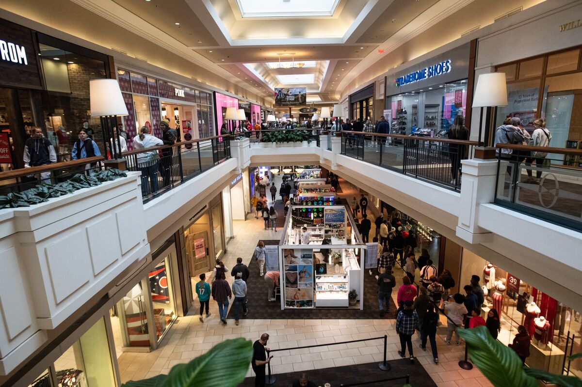 Charting the Global Economy: US Consumers Keep Fueling Growth