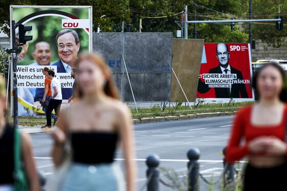 Scholz Steals From Merkel’s Playbook to Shake Up German Vote