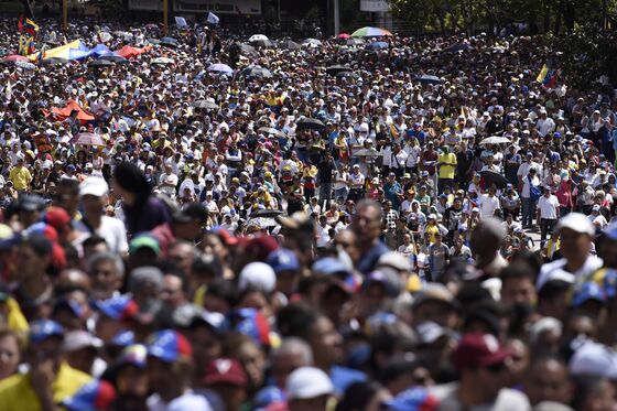 Maduro Squeezed as Trump Recognizes Guaido and Protests Expand